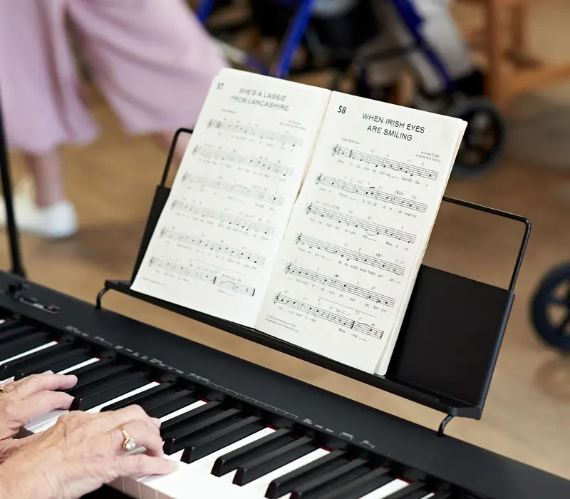 RBL_Galanos_House_Day_3_071crop_48967 RBL_Galanos_House_Day_3_Playing_Piano_48967