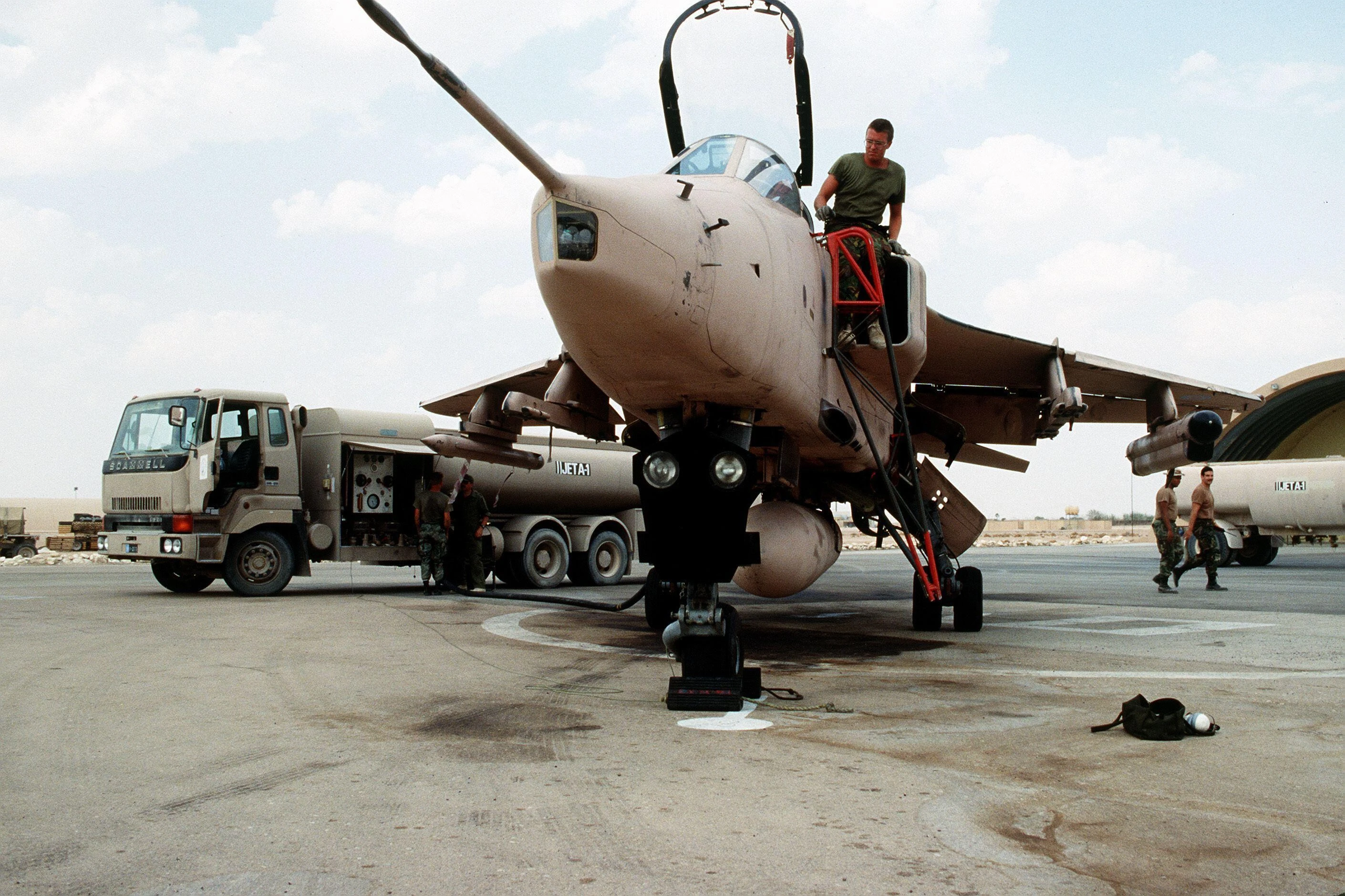 2M8EFE3 Alamy  RAF Jaguar readied for Iraq patrol