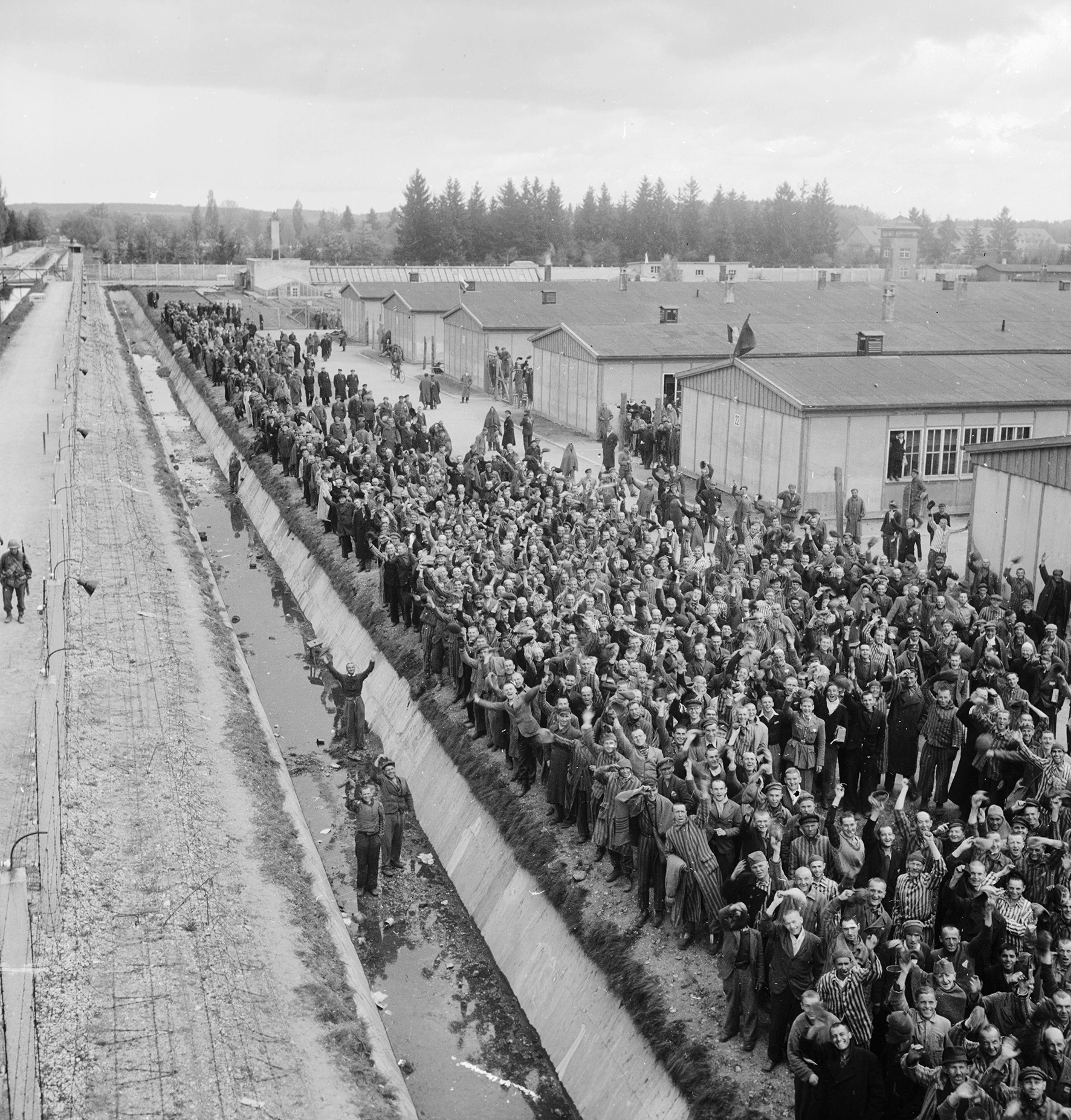 Inmates of the Dachau concentration camp near Munich greet American soldiers © OWIL 65659