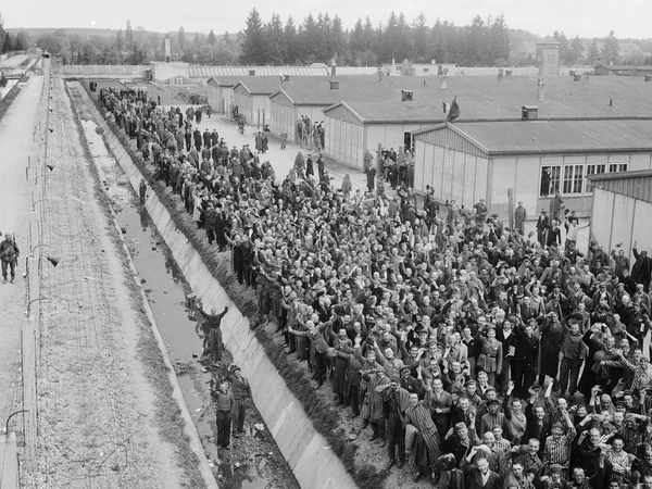 Inmates of the Dachau concentration camp near Munich greet American soldiers © OWIL 65659
