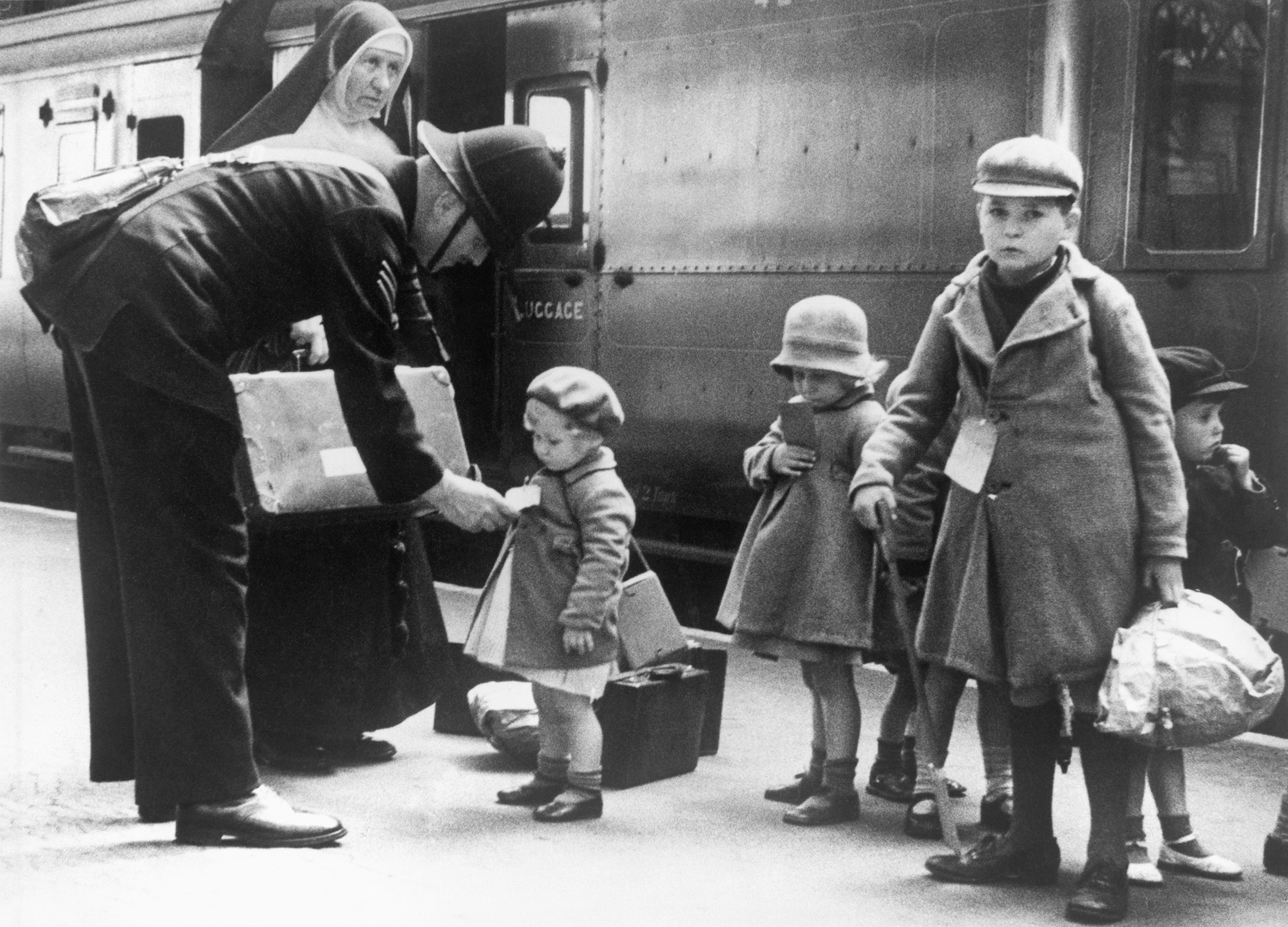 Young evacuees preparing to board a train in London © IWM (LN 6194)