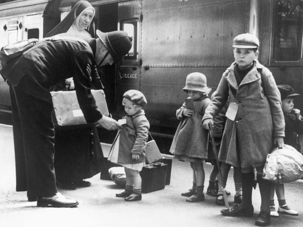 Young evacuees preparing to board a train in London © IWM (LN 6194)