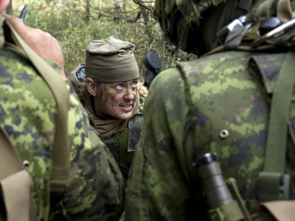 Maj. Chelsea Anne Braybrook briefs Canadian troops