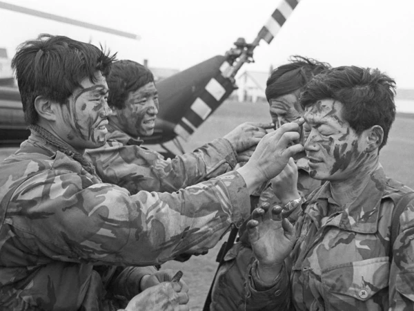Gurkha troops apply camouflage