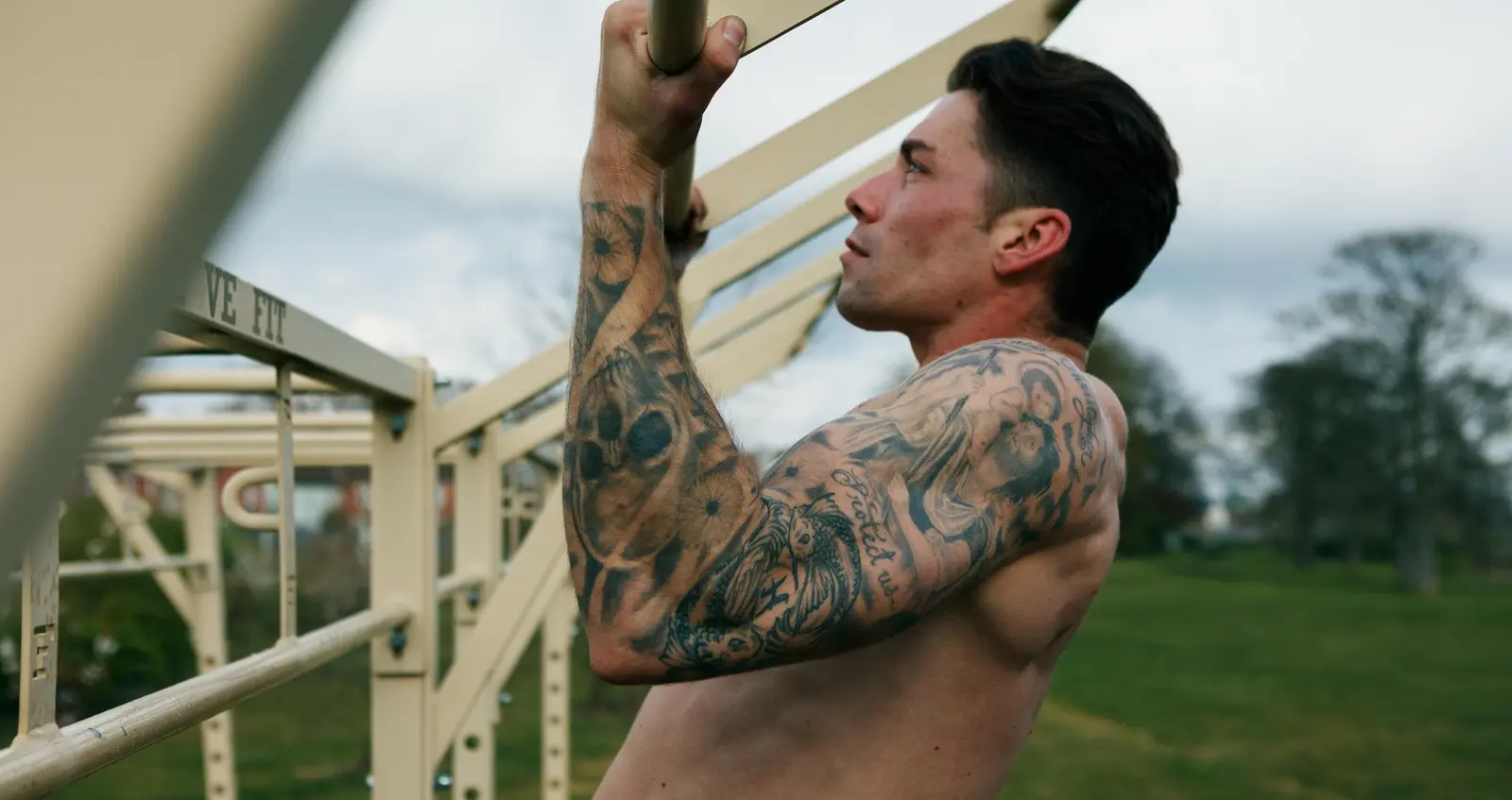 Sam Bailey doing a pull up Sam Bailey doing a pull up