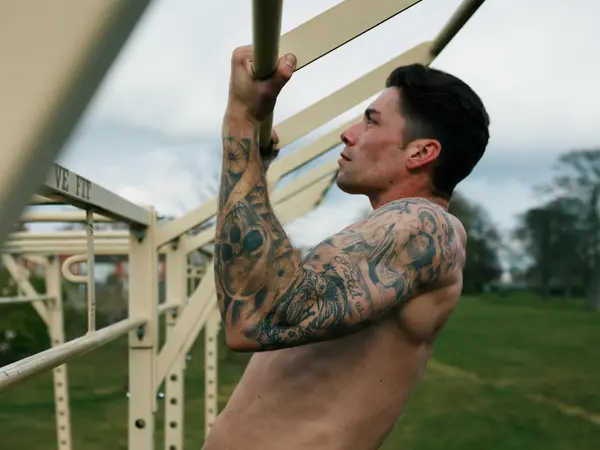 Sam Bailey doing a pull up Sam Bailey doing a pull up