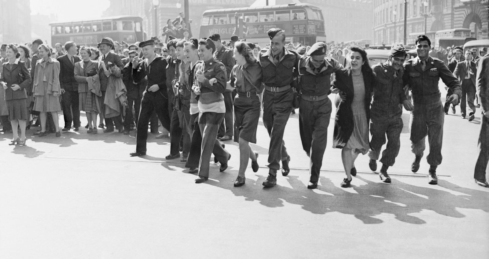 Service personnel on VJ Day 1945 Service personnel in London Piccadilly Circus on VJ Day 1945