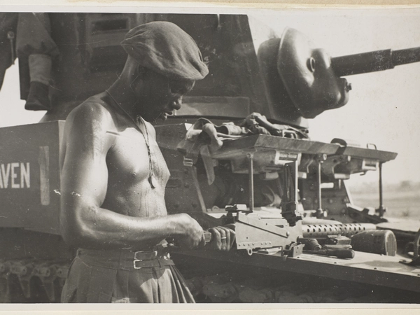 NAM_165975 A soldier from the East African Reconnaissance Regiment, checking a machine-gun, Burma
