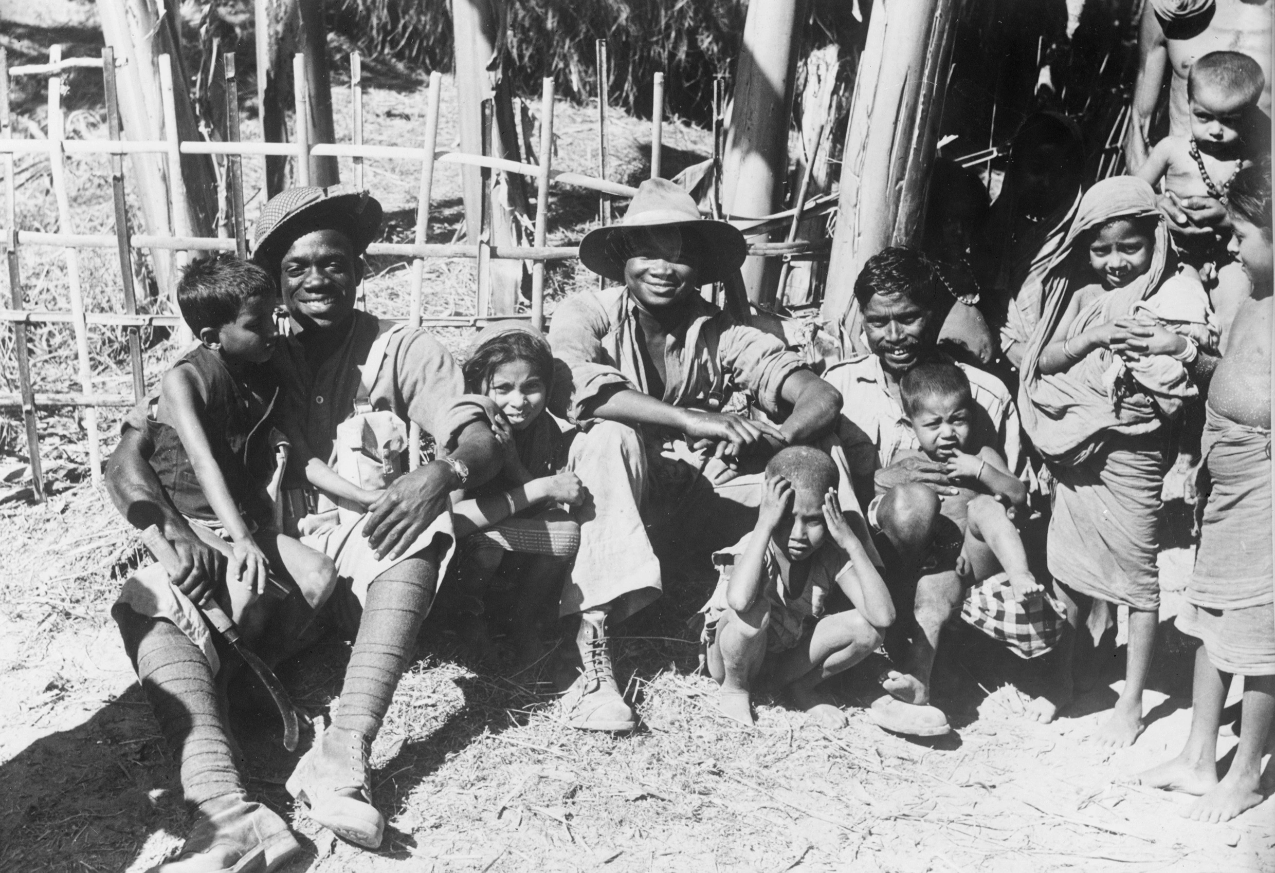 West African soldiers from Nigeria make friends with Indian children - IND_002888