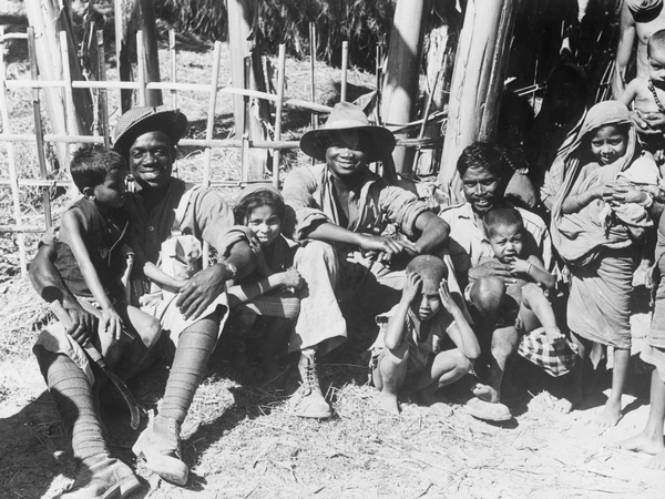 West African soldiers from Nigeria make friends with Indian children - IND_002888 West African soldiers from Nigeria make friends with Indian children - IND_002888