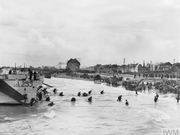 A23938 Troops of 9th Canadian Infantry Brigade disembarking with bicycles onto Nan White beach, 6 June 1944.