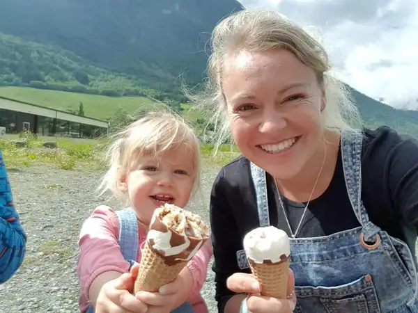 Hayley and her daughter Belle eating an ice cream.