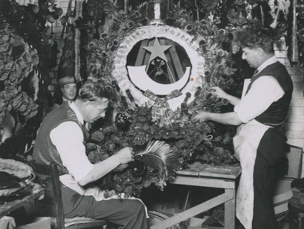 Poppy wreath makers