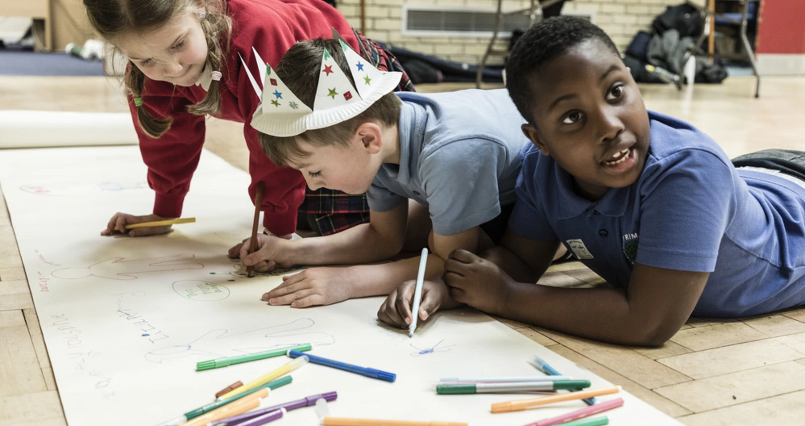 supporting_service_children_in_wales School children working on an art project together